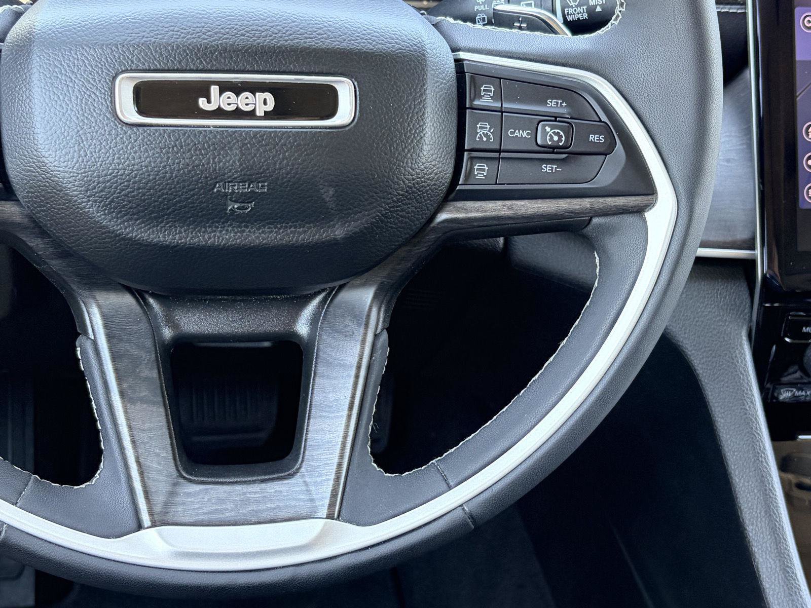 Used 2023 Jeep Grand Cherokee L Limited w/ Black Appearance Package AWD/4WD image 21