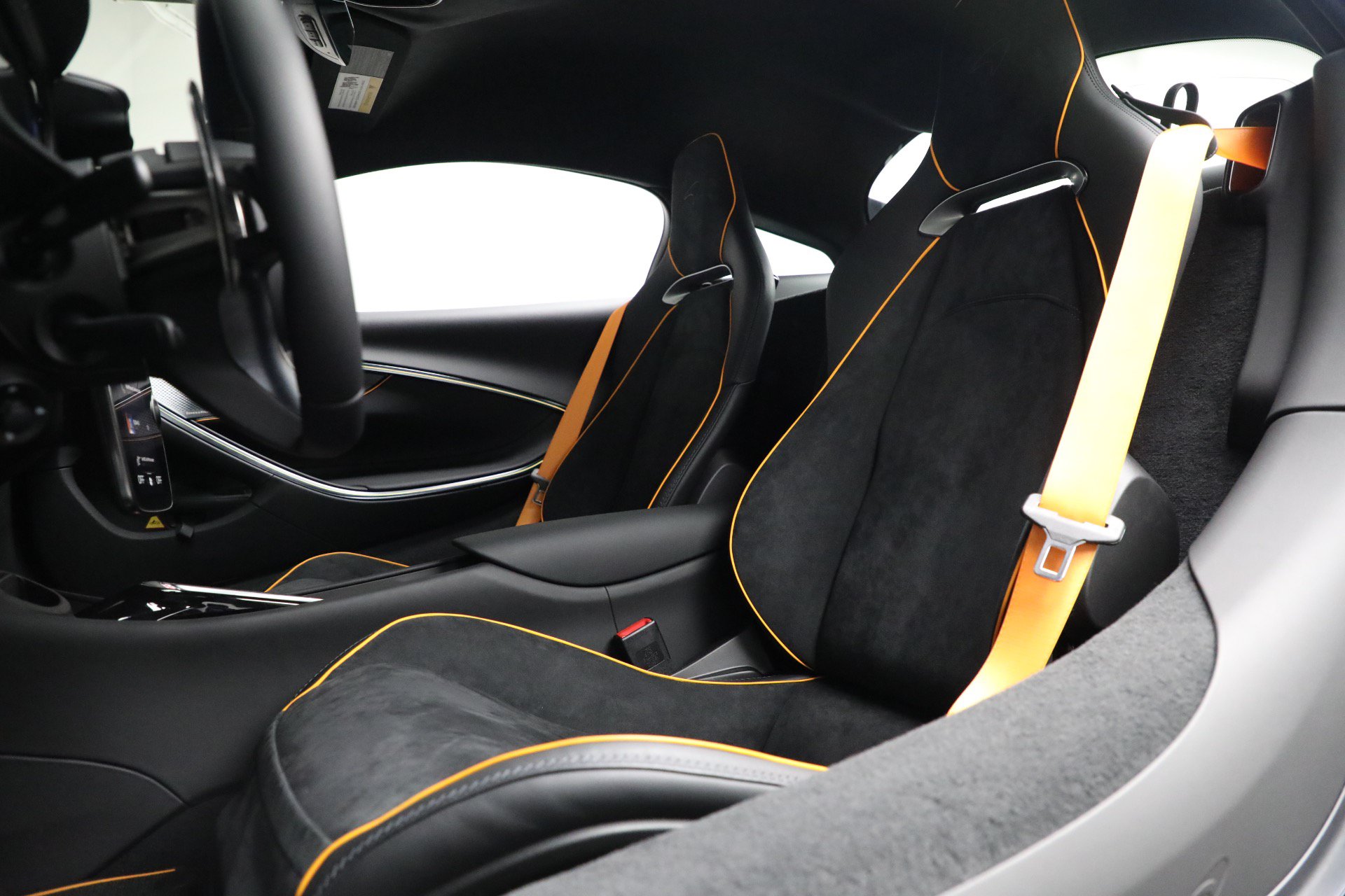 New 2025 McLaren Artura RWD image 22