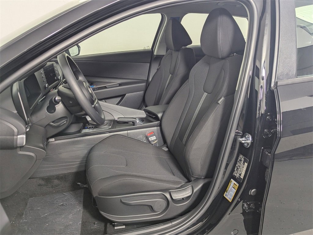 Certified 2025 Hyundai Elantra SE image 12