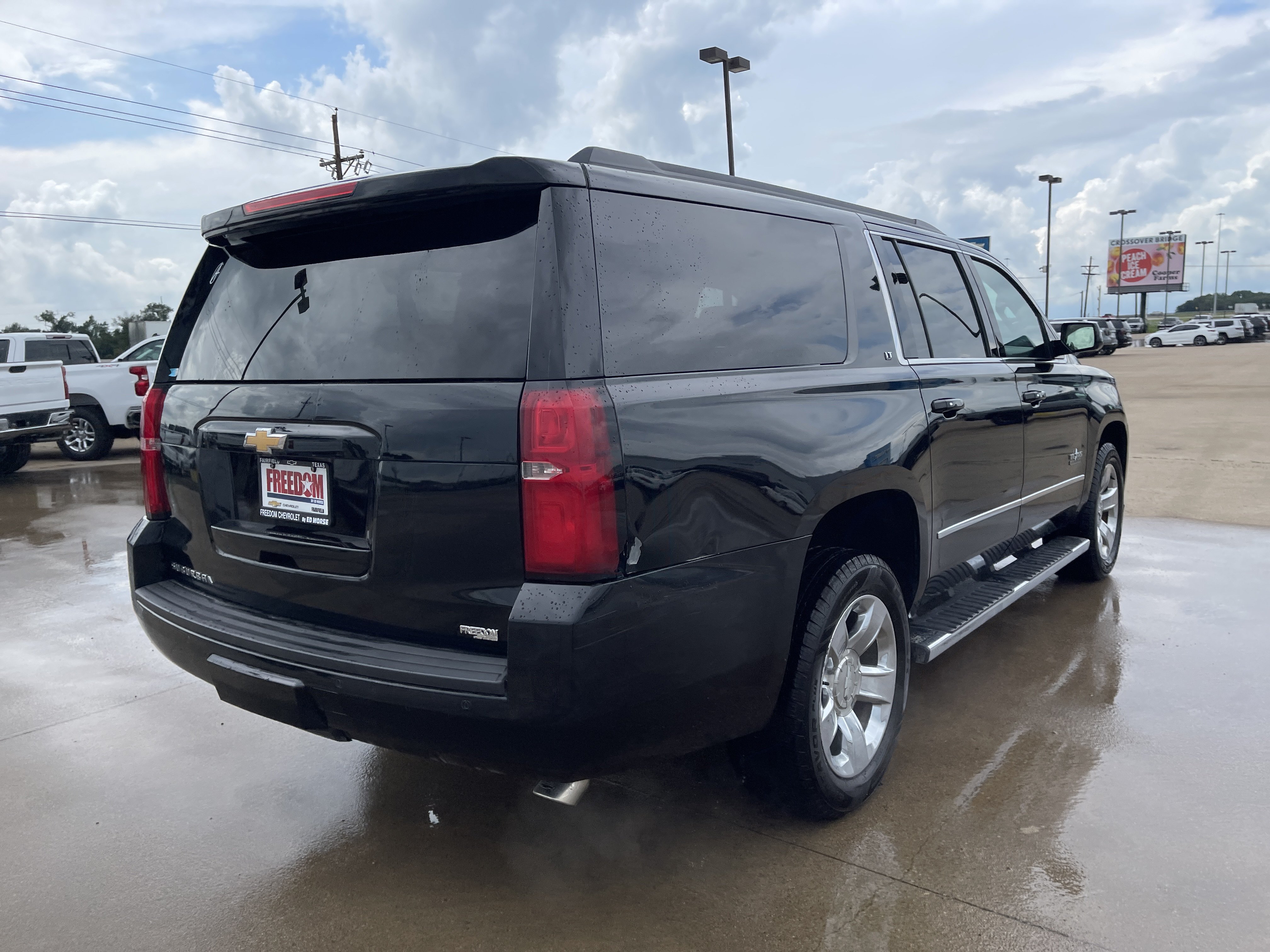 Used 2019 Chevrolet Suburban LT w/ LT Signature Package RWD image 4