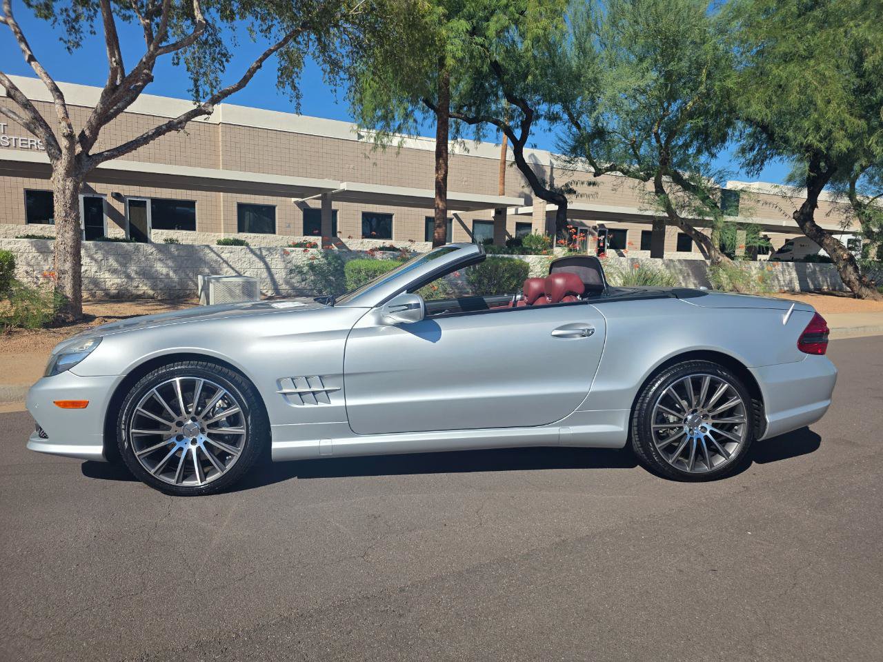 Used 2011 Mercedes-Benz SL 550 w/ Premium I Pkg image 7
