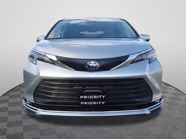 Used 2024 Toyota Sienna XLE FWD image 5