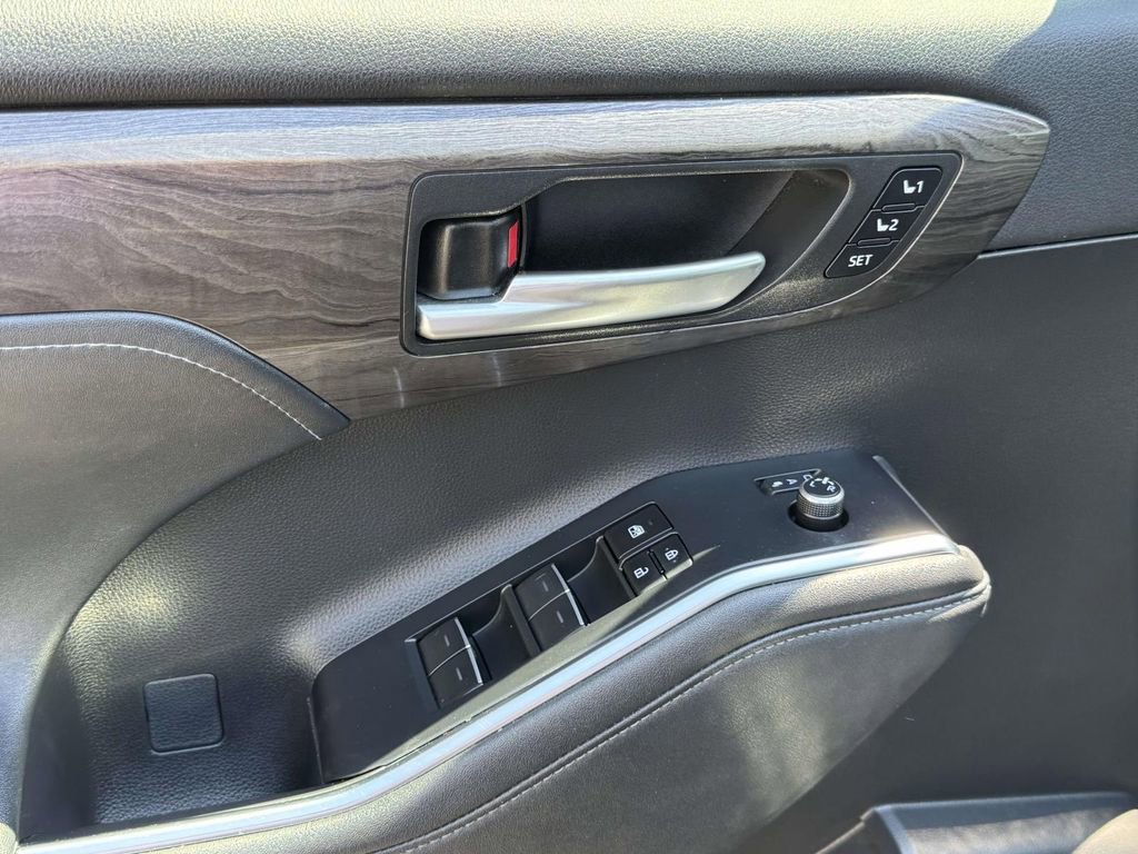 Used 2023 Toyota Highlander Limited FWD image 19