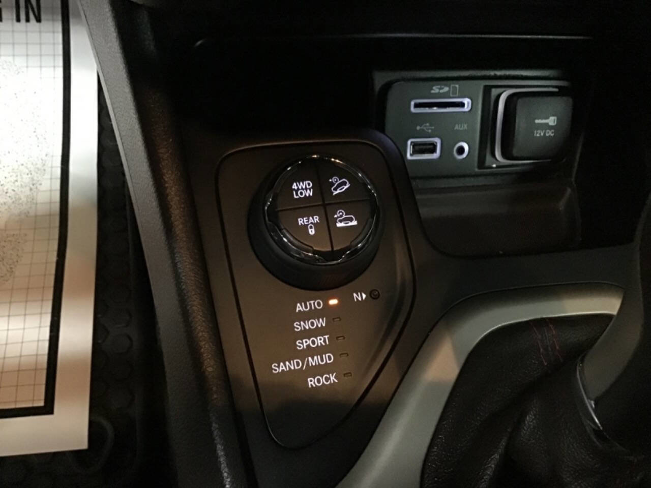 Used 2015 Jeep Cherokee Trailhawk w/ Comfort/Convenience Group AWD/4WD image 18