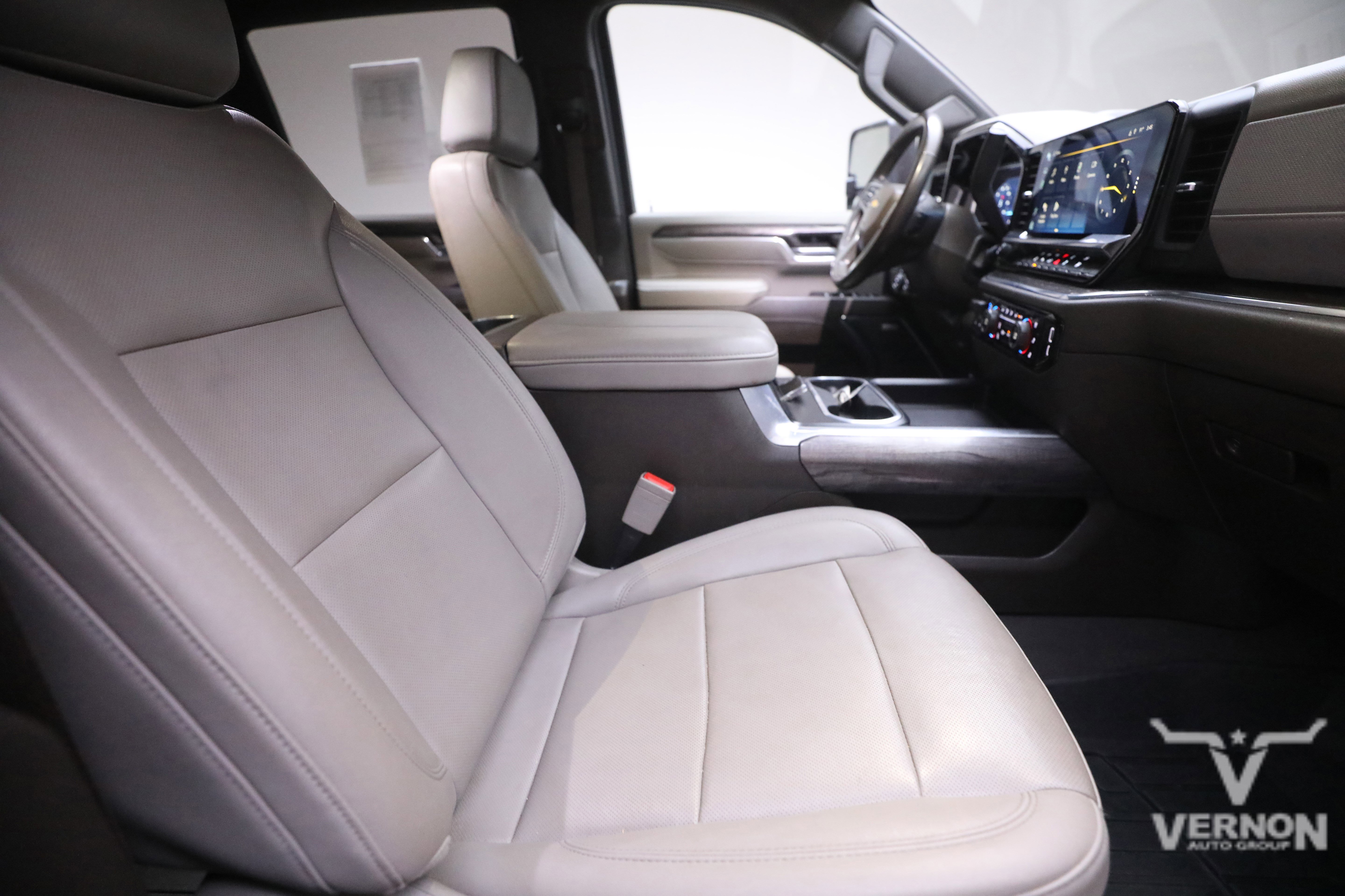 Used 2024 Chevrolet Silverado 3500 LTZ w/ LTZ Convenience Package image 11