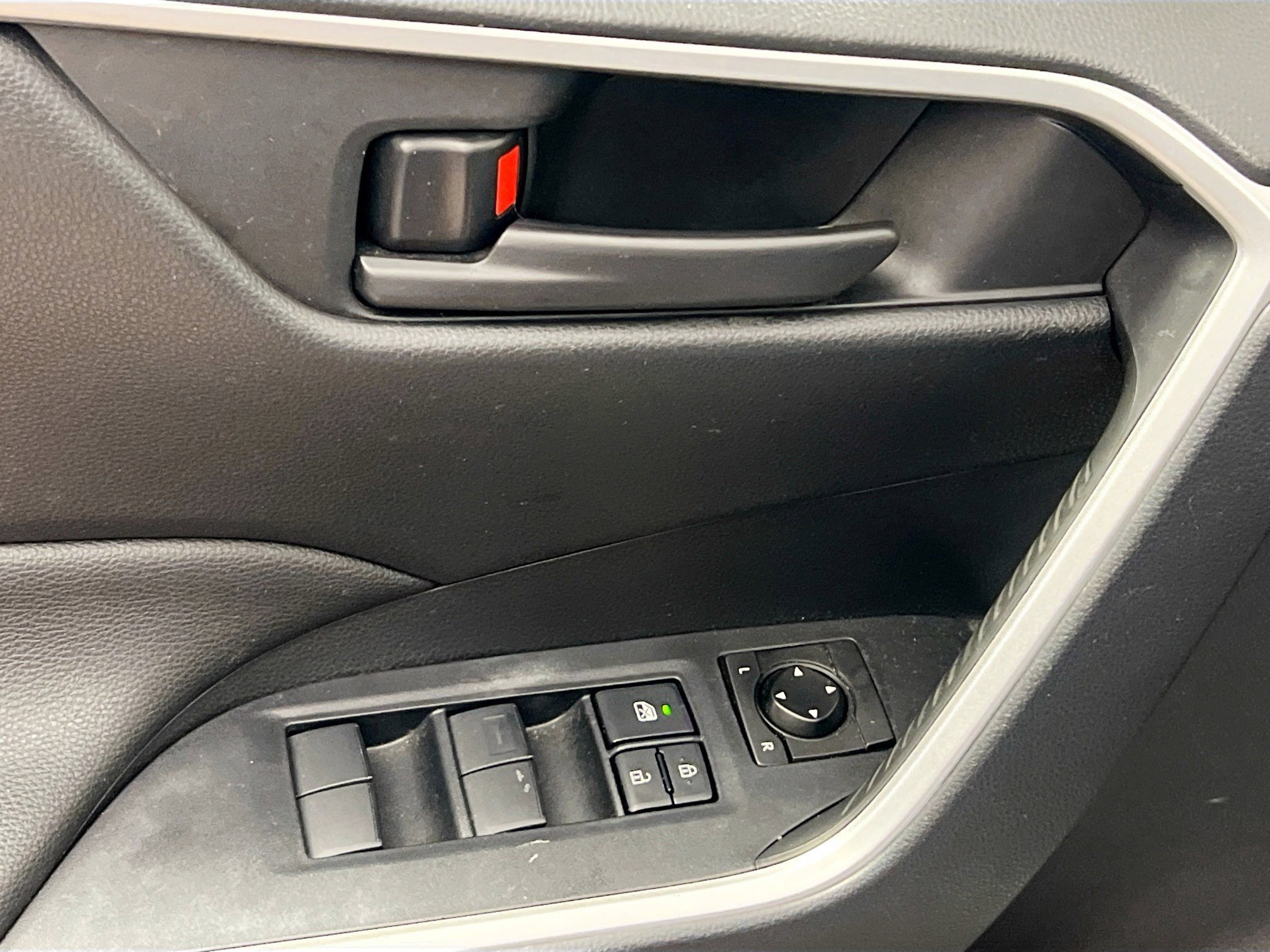 Used 2020 Toyota RAV4 LE image 16