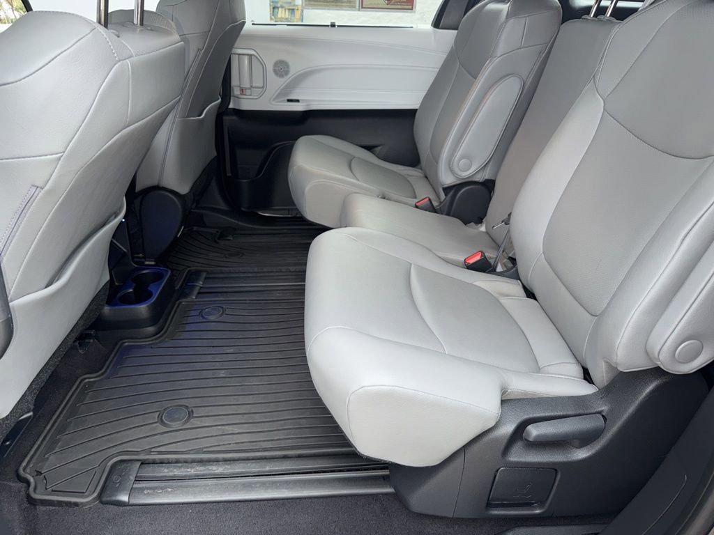 Used 2025 Toyota Sienna XLE image 21