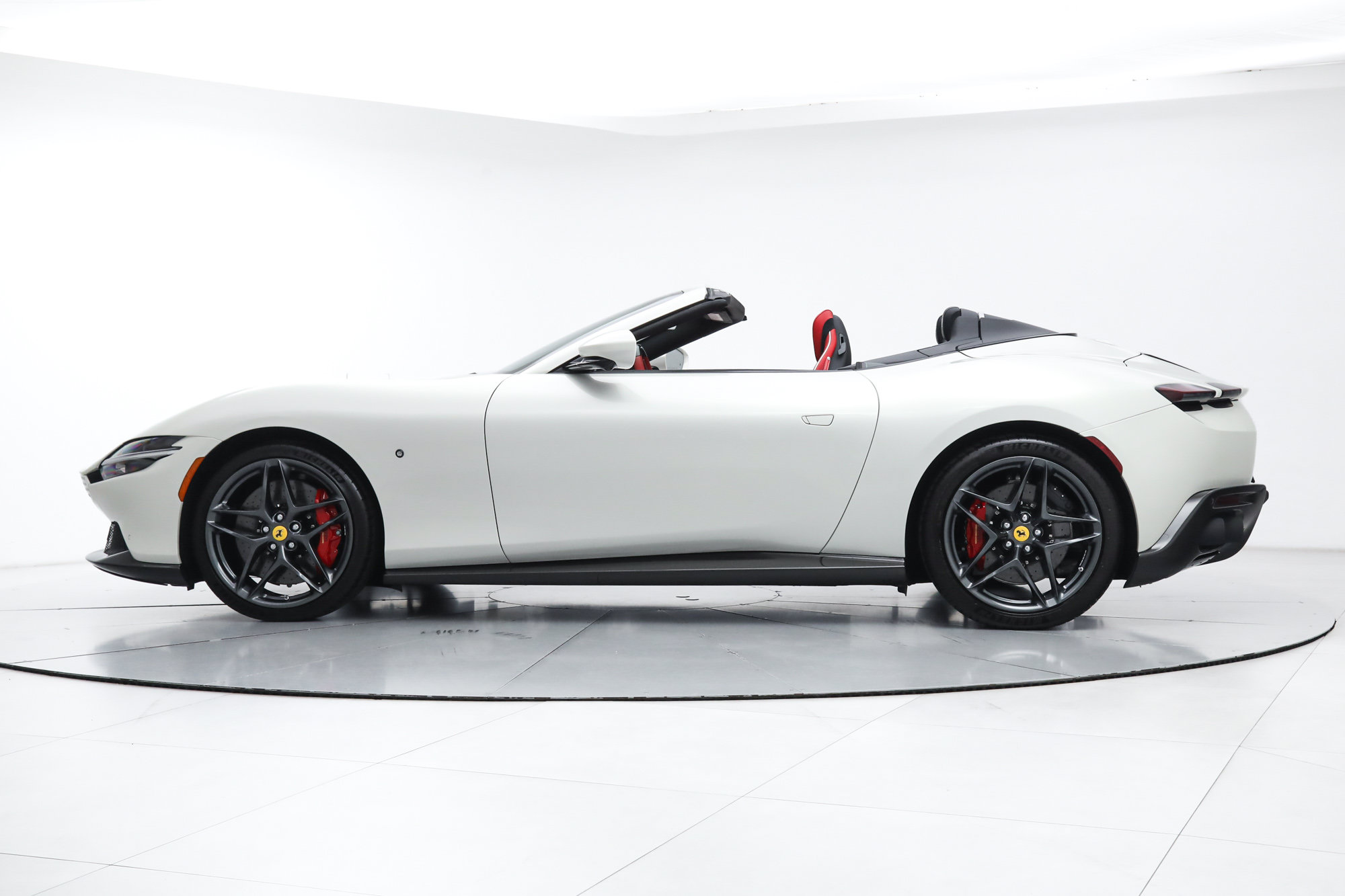 Certified 2025 Ferrari Roma Spider RWD image 4