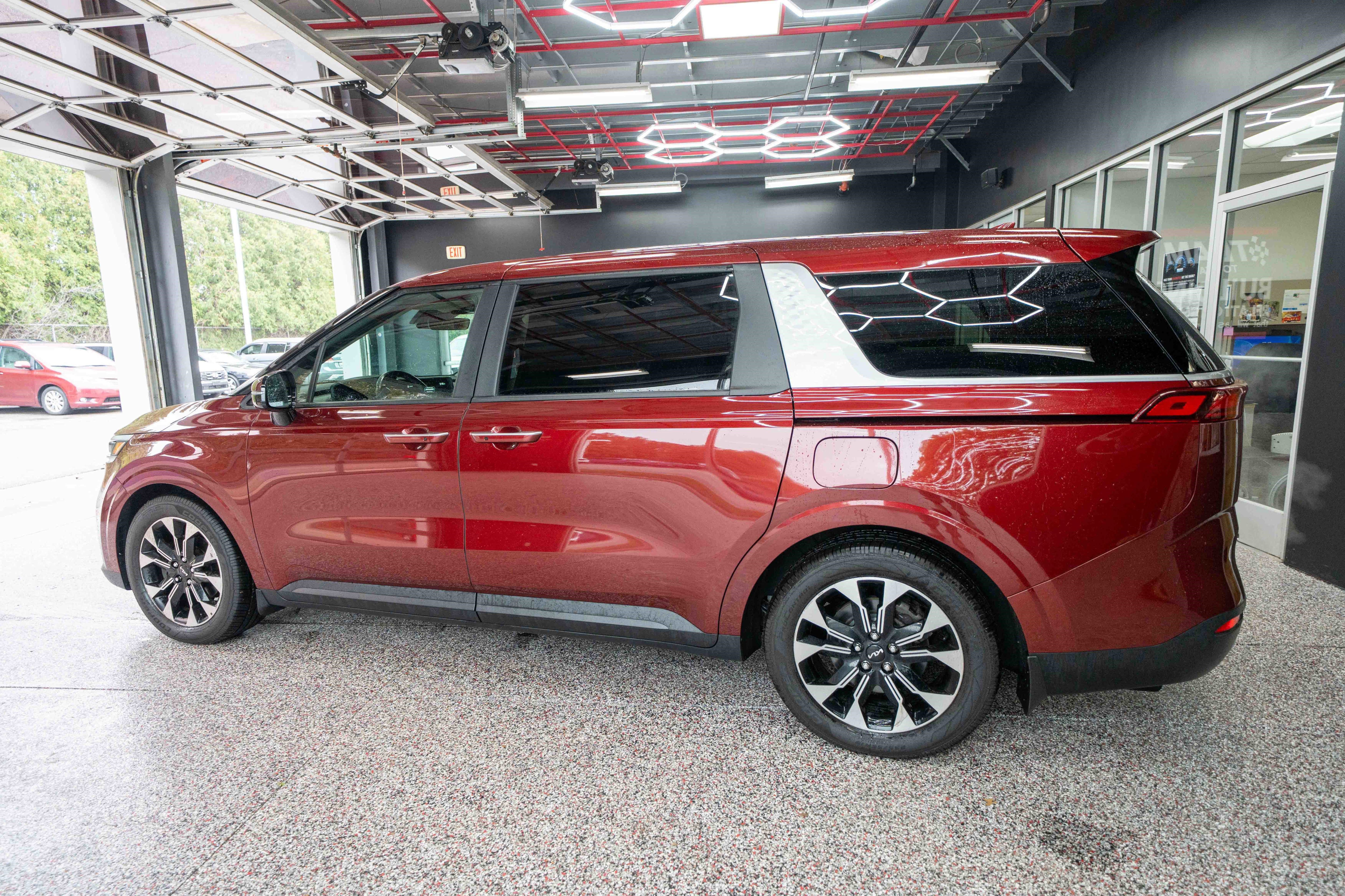 Used 2022 Kia Carnival EX image 2