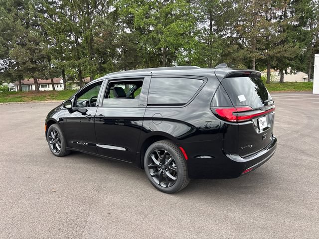 New 2027 Chrysler Pacifica Limited AWD/4WD image 4