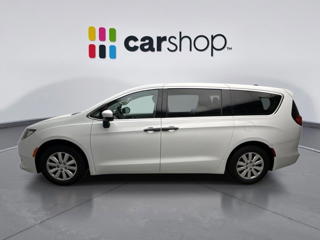 Used 2021 Chrysler Voyager L image 2