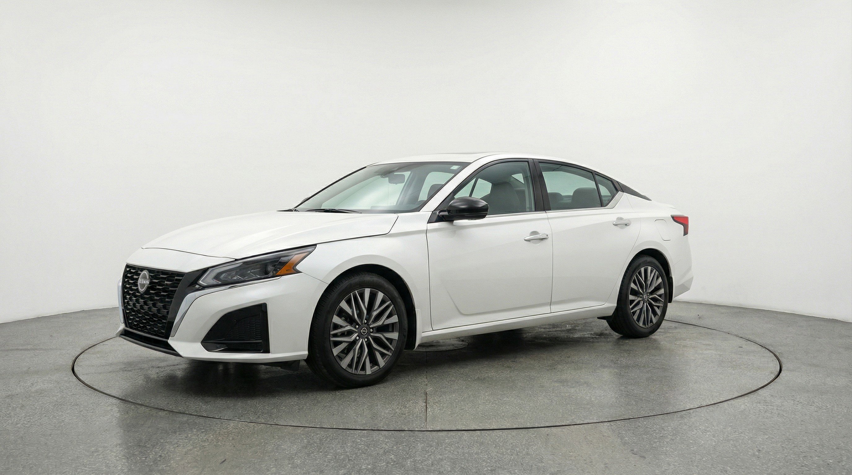 Used 2025 Nissan Altima 2.5 SV FWD image 3