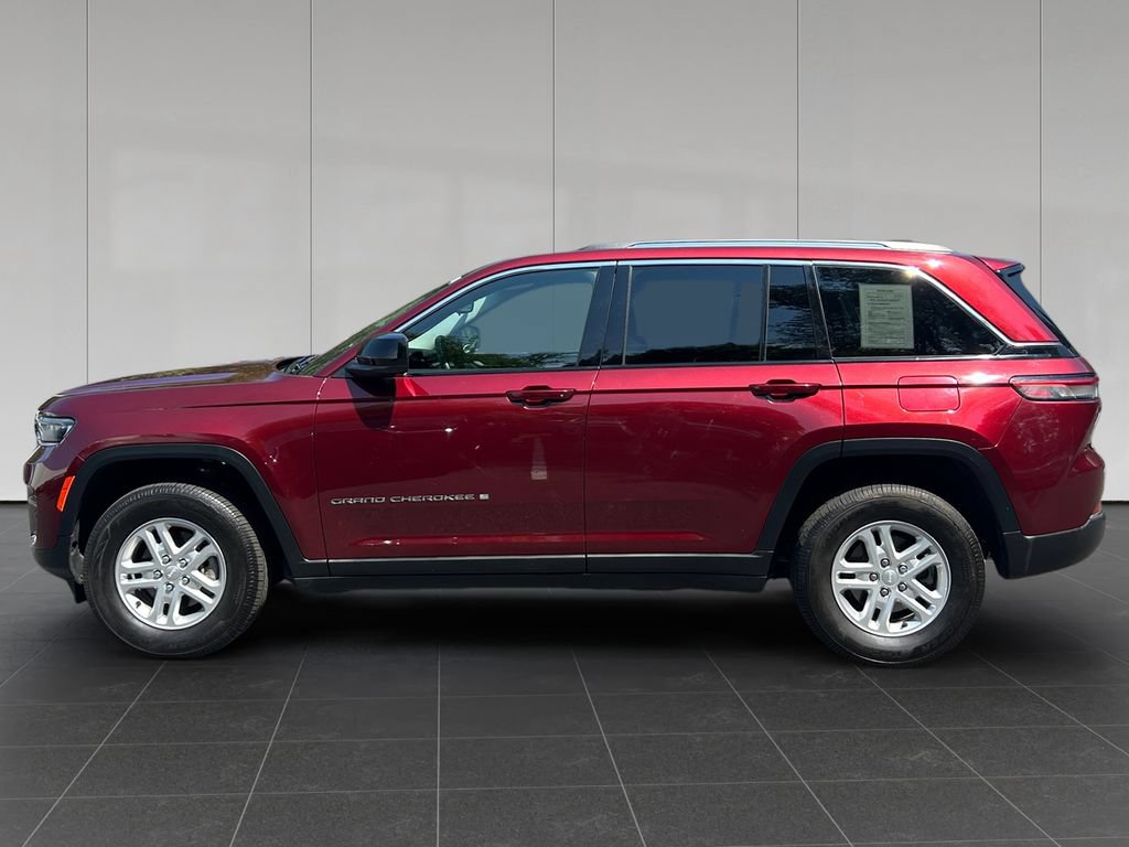 Used 2022 Jeep Grand Cherokee Laredo w/ Luxury Tech Group I AWD/4WD image 2