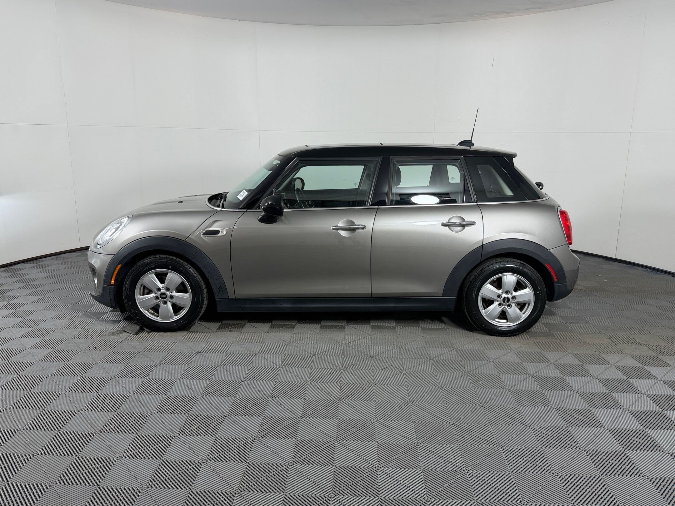 Used 2018 MINI Cooper 4-Door Hardtop FWD image 2