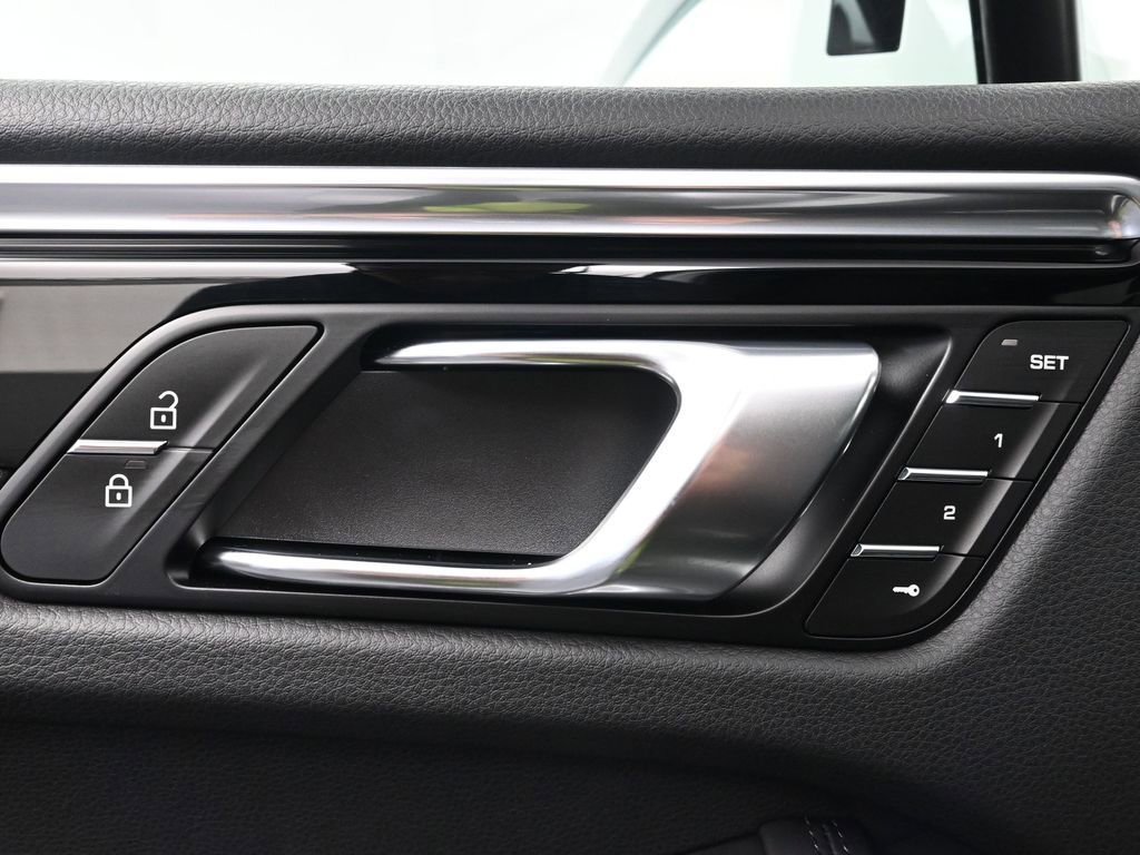 New 2025 Porsche Macan image 18