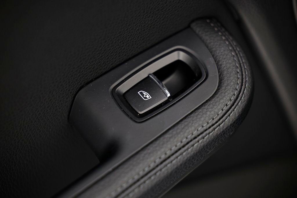 Certified 2025 Porsche Macan image 25