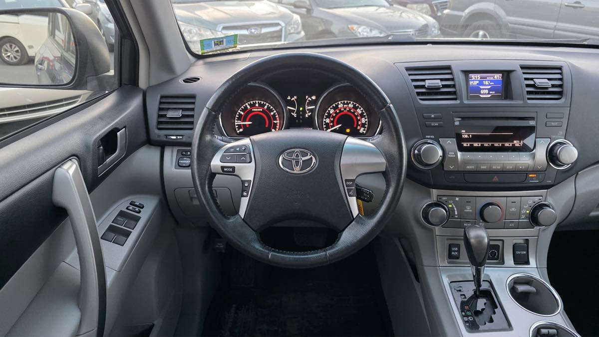 Used 2012 Toyota Highlander SE w/ Tow Pkg image 14