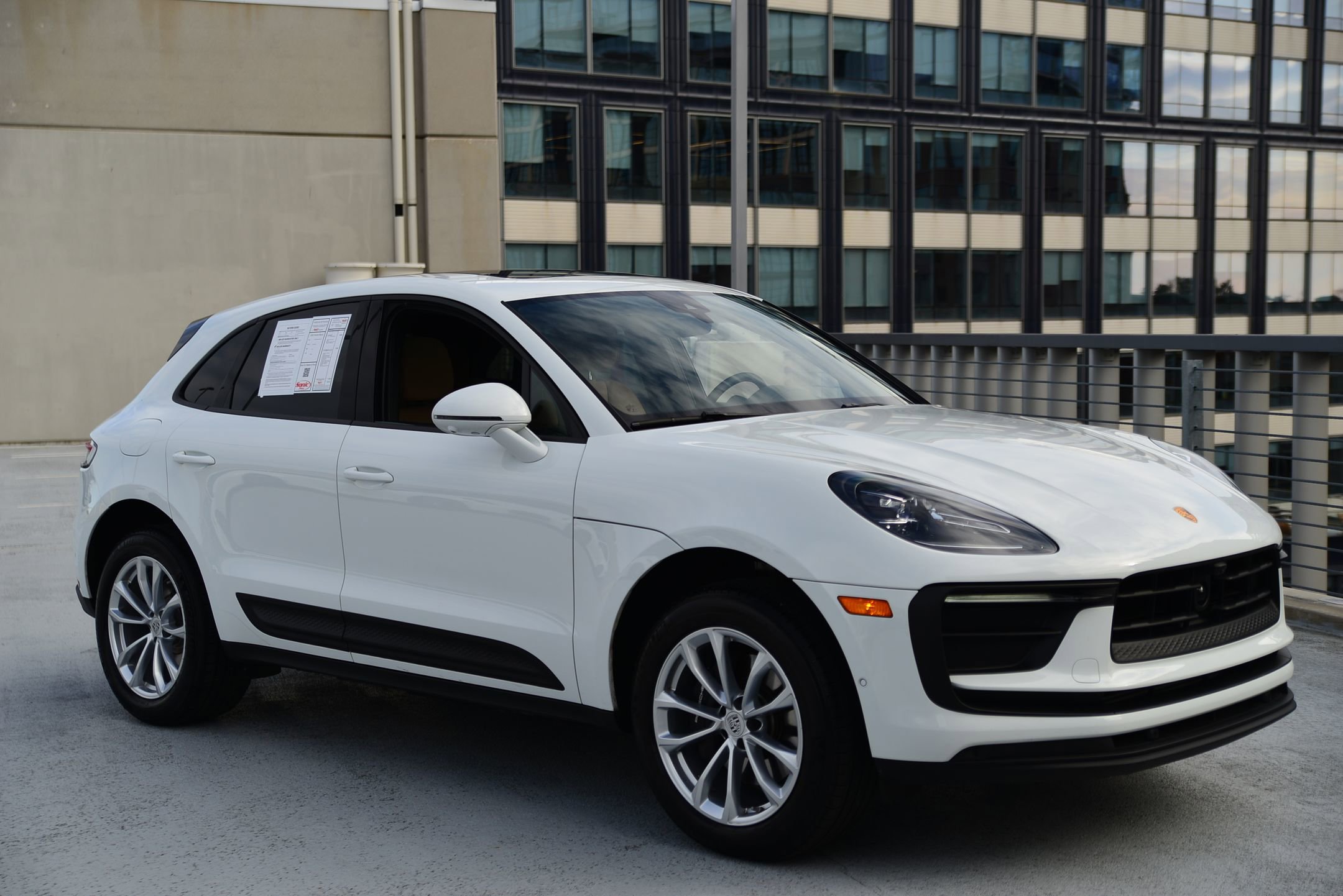 Certified 2025 Porsche Macan image 7