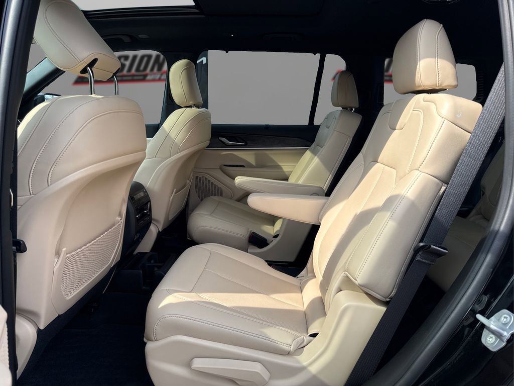 Used 2025 Jeep Grand Cherokee L Limited w/ Luxury Tech Group II image 10