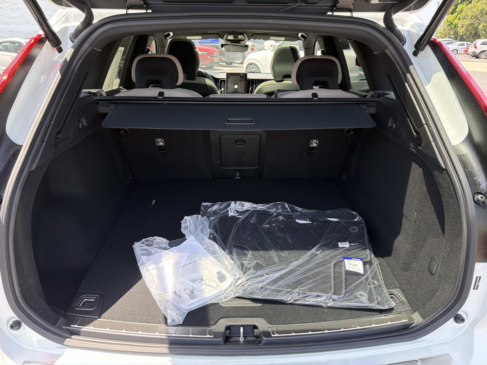 New 2026 Volvo XC60 B5 Plus w/ Climate Package AWD/4WD image 18