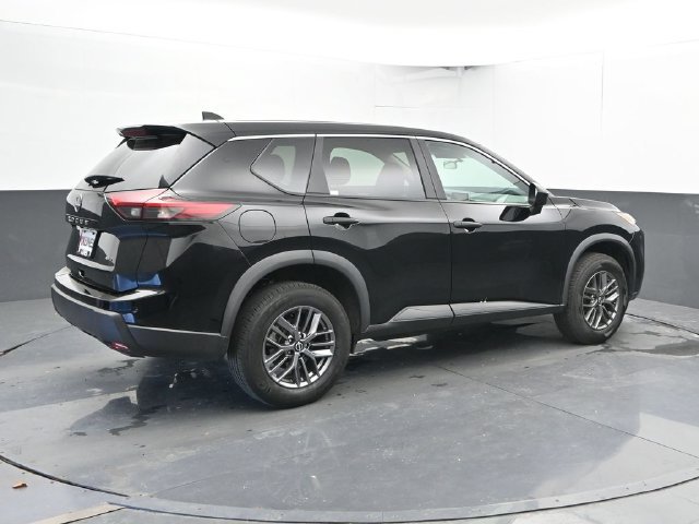 Used 2024 Nissan Rogue S AWD/4WD image 2