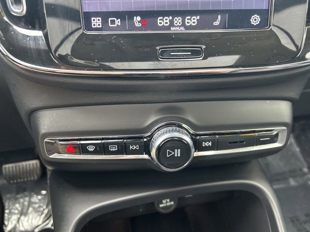 Certified 2025 Volvo XC40 B5 Core image 24