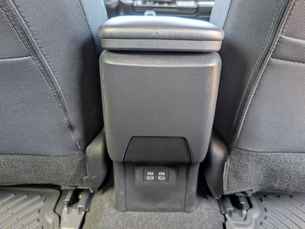 Used 2025 Toyota Prius LE FWD image 7