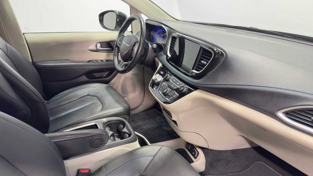 Used 2021 Chrysler Pacifica Touring-L image 14