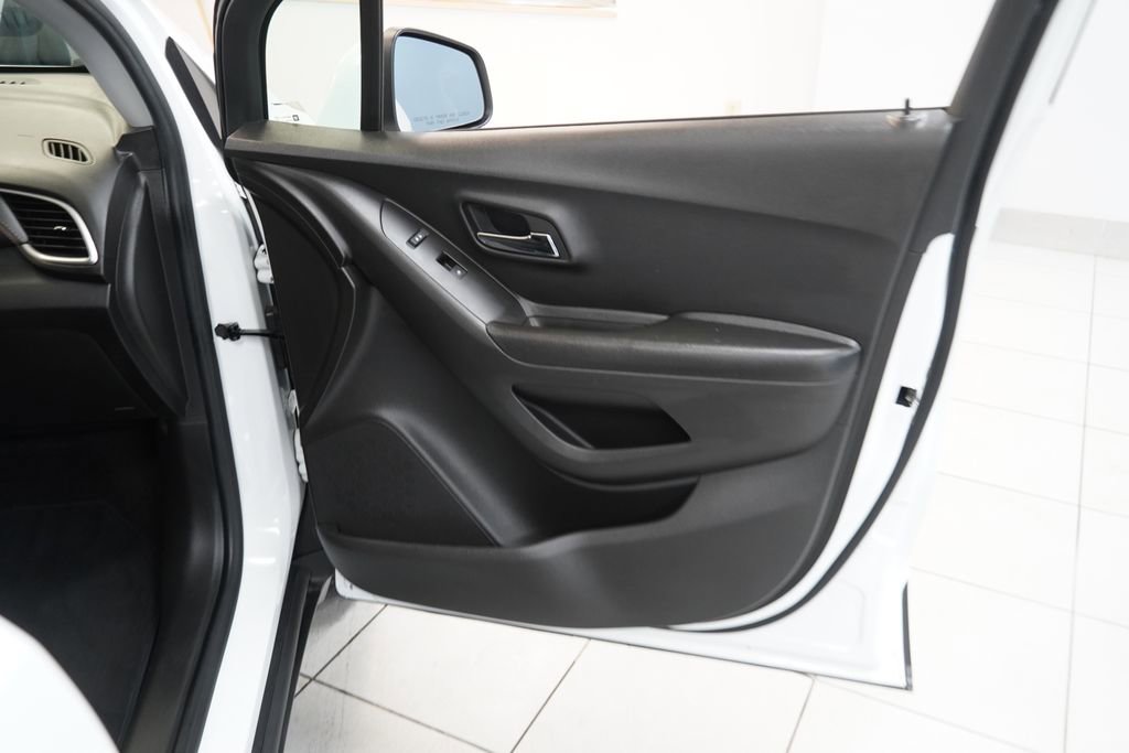 Used 2022 Chevrolet Trax LT w/ LT Convenience Package image 25