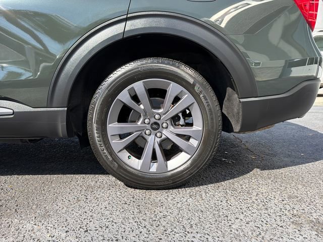 Used 2023 Ford Explorer XLT w/ Equipment Group 202A AWD/4WD image 31