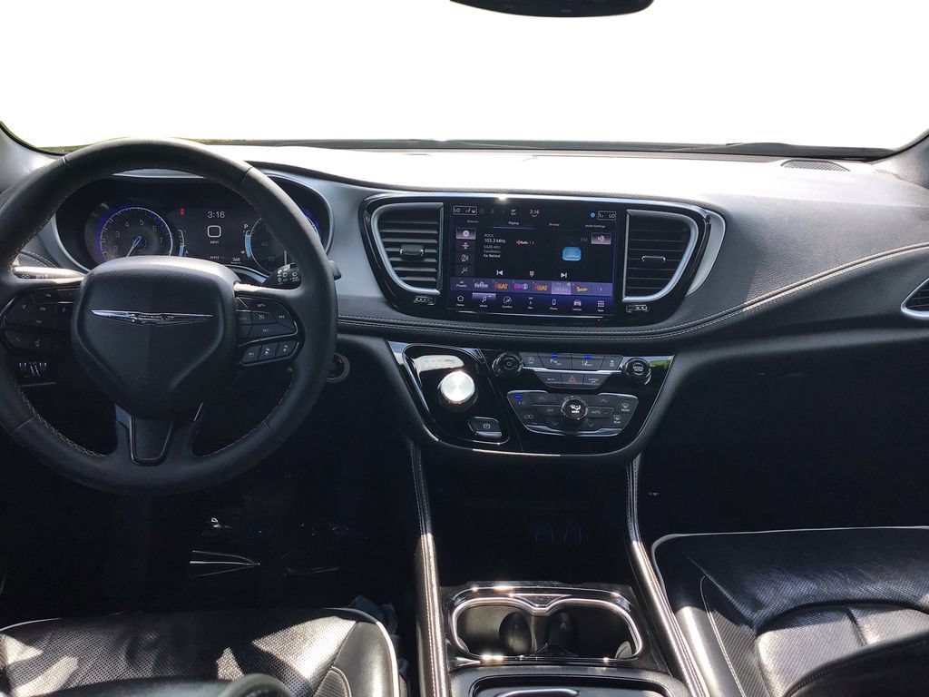 Used 2025 Chrysler Pacifica Limited FWD image 23