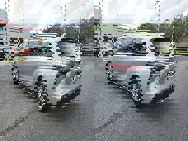 Used 2024 Toyota Sienna Platinum image 3