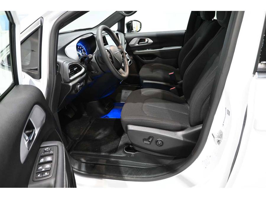 New 2024 Chrysler Pacifica Touring FWD image 13