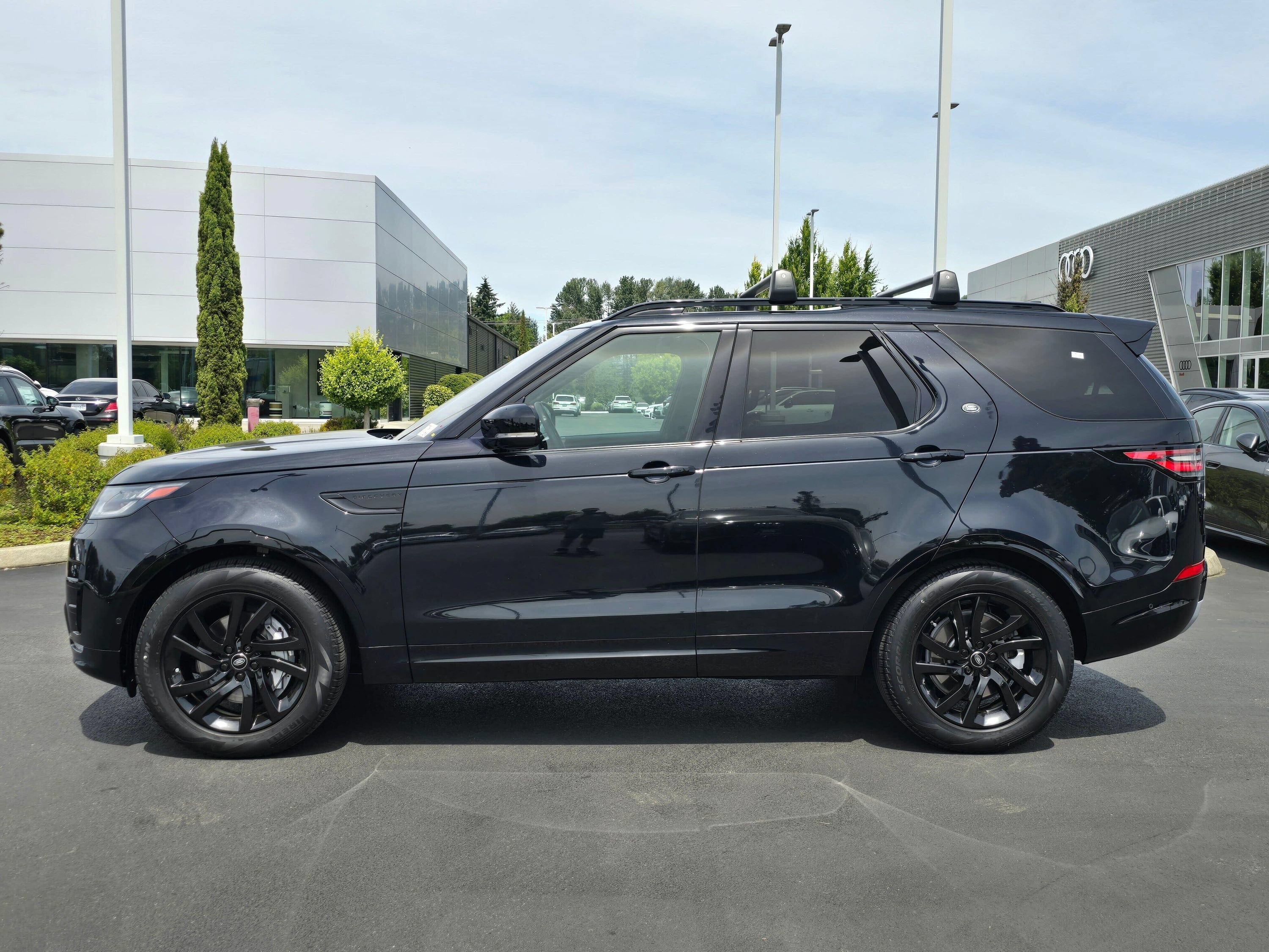 Used 2020 Land Rover Discovery Landmark AWD/4WD image 2