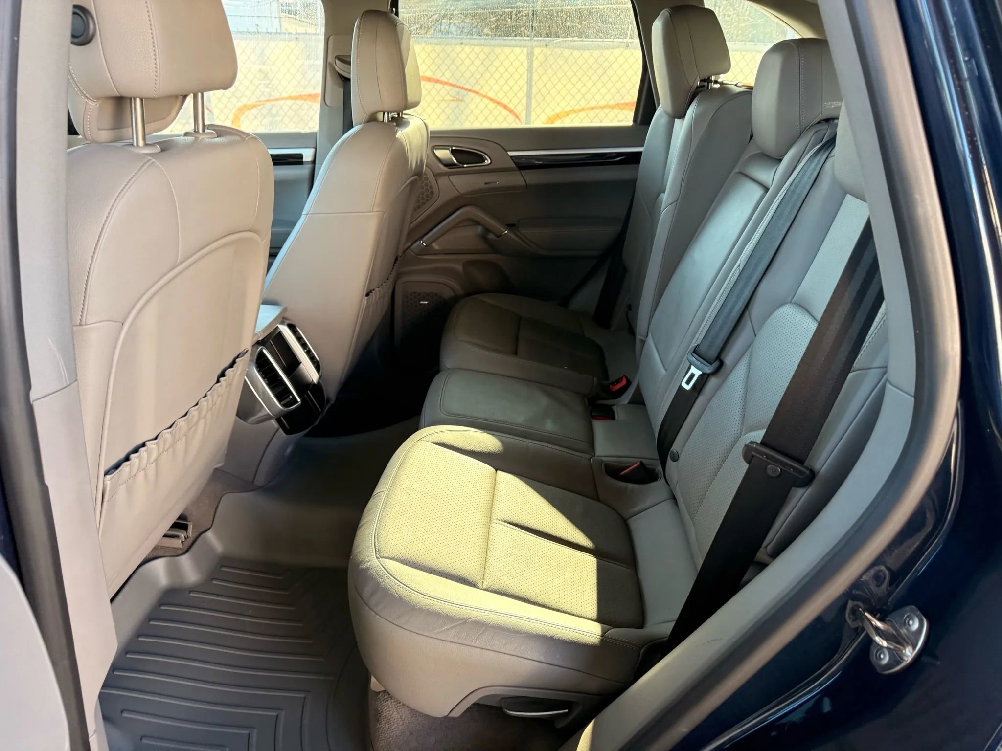 Used 2014 Porsche Cayenne Platinum Edition AWD/4WD image 18
