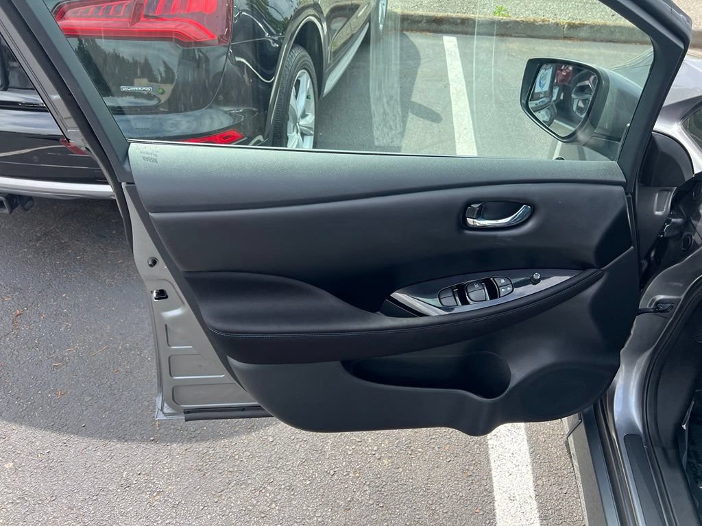 Used 2022 Nissan Leaf SV w/ SV Technology Package FWD image 9