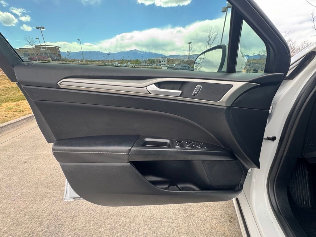 Used 2018 Ford Fusion SE FWD image 9