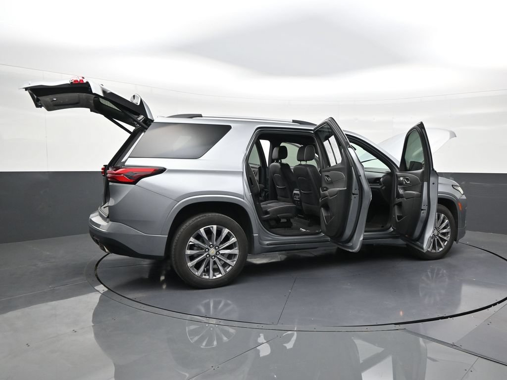 Used 2023 Chevrolet Traverse Premier FWD image 28