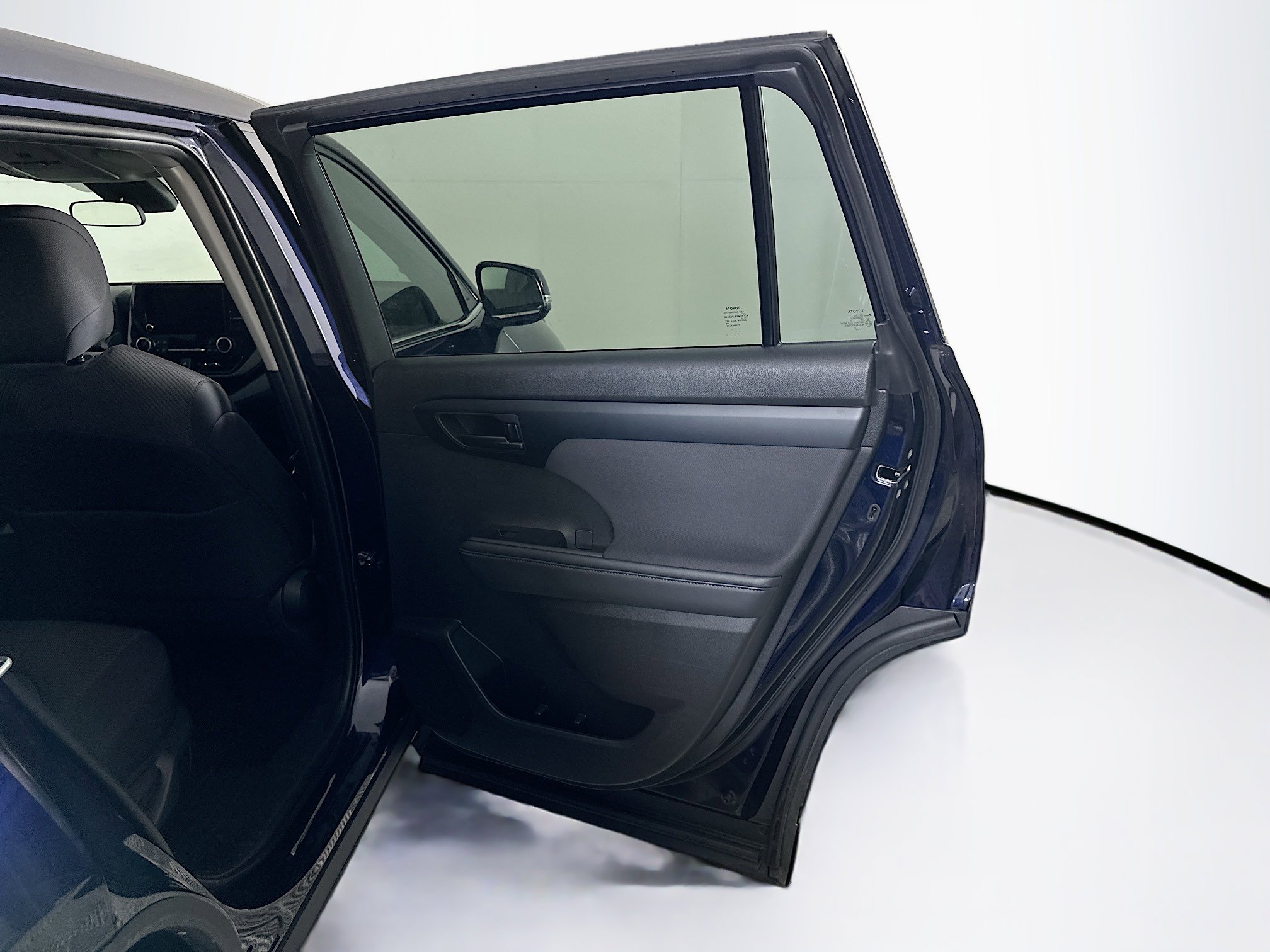 Used 2025 Toyota Highlander LE FWD image 33