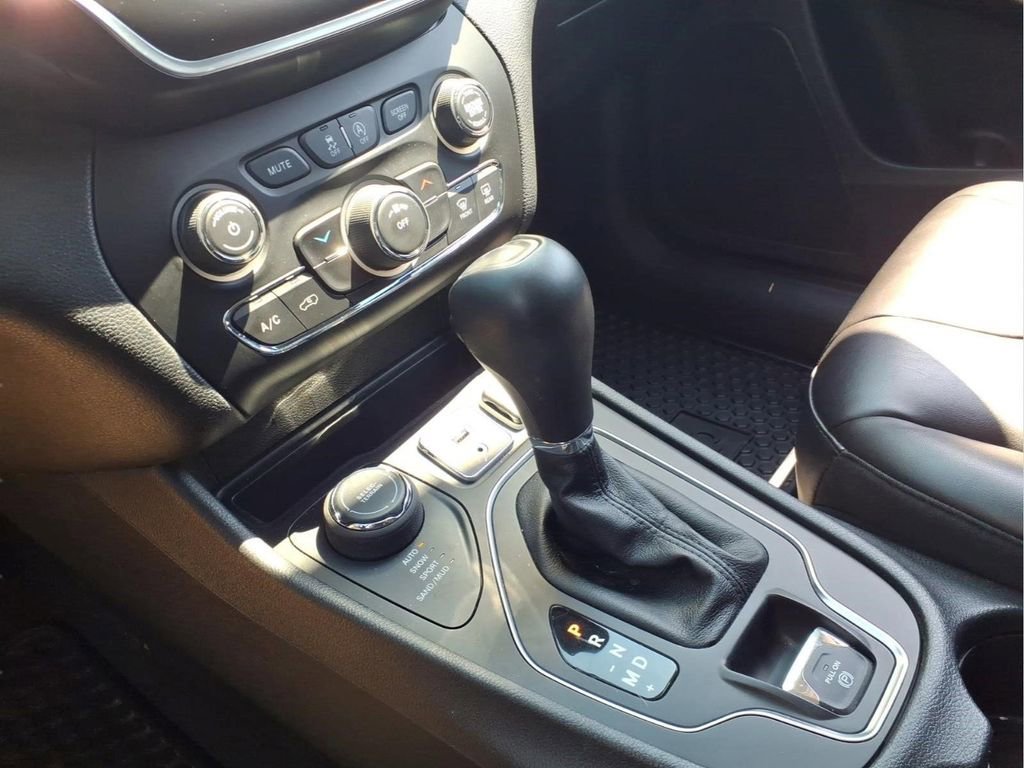 Used 2020 Jeep Cherokee Latitude Plus w/ Cold Weather Group image 27