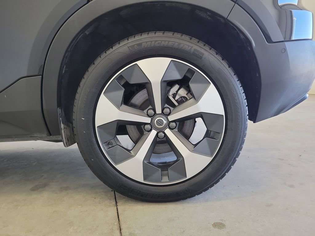 Used 2025 Volvo XC40 B5 Plus image 12