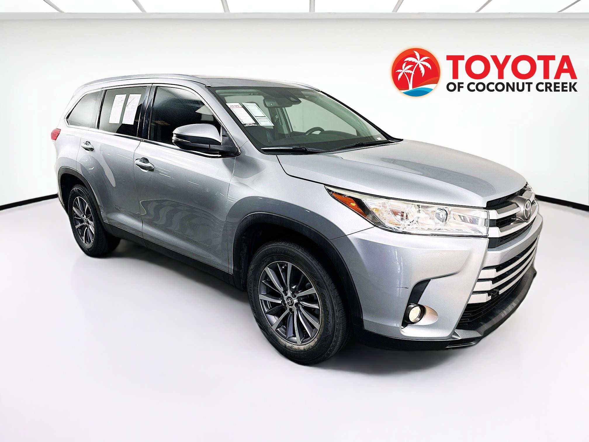 Used 2019 Toyota Highlander XLE FWD image 1