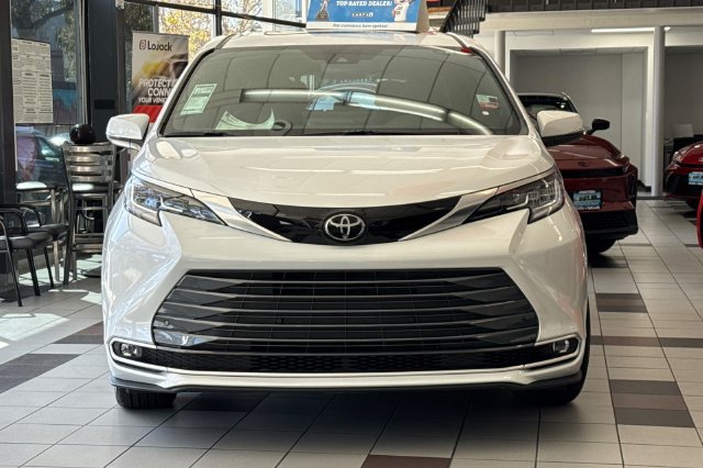 Used 2026 Toyota Sienna Limited FWD image 5