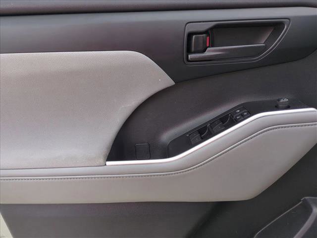 Used 2020 Toyota Highlander L image 8