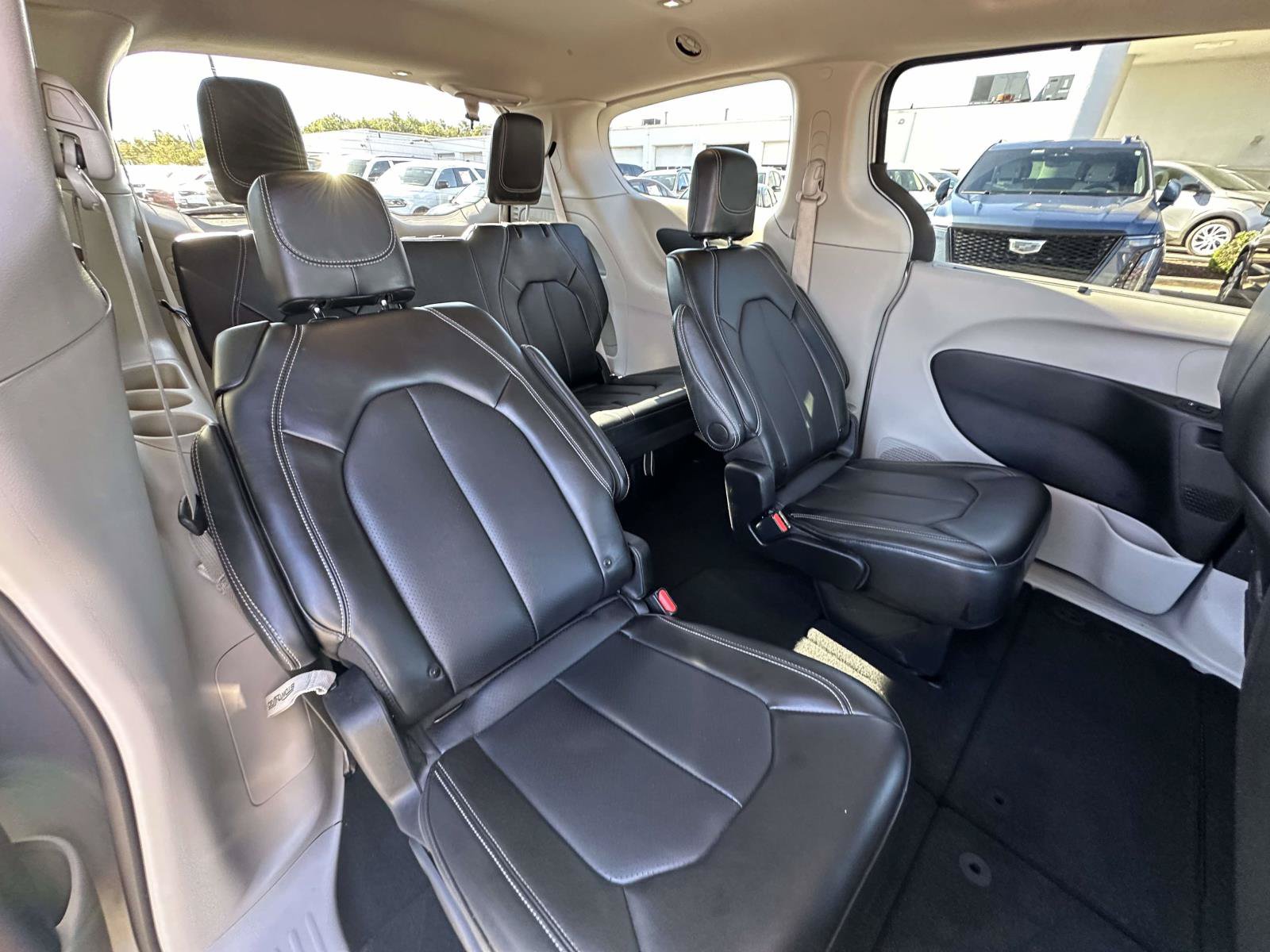 Used 2024 Chrysler Pacifica Touring-L FWD image 32