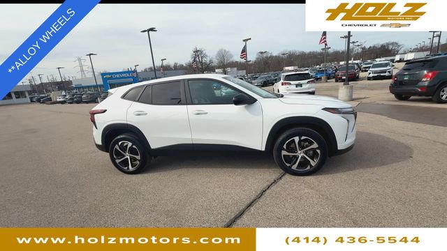 Certified 2024 Chevrolet Trax RS w/ Driver Confidence Package image 9