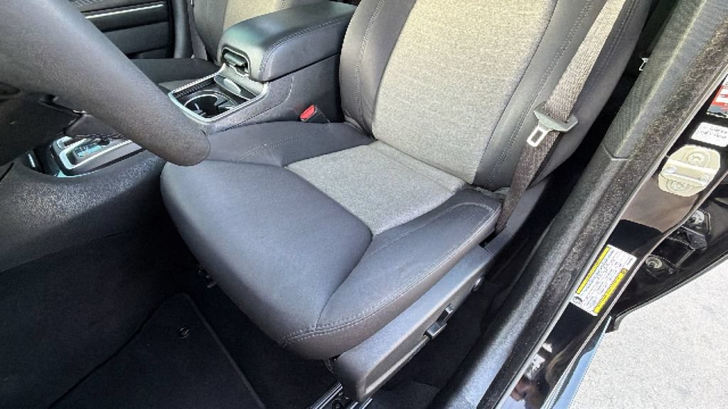 Used 2023 Chrysler 300 Touring w/ Sport Appearance Package RWD image 15