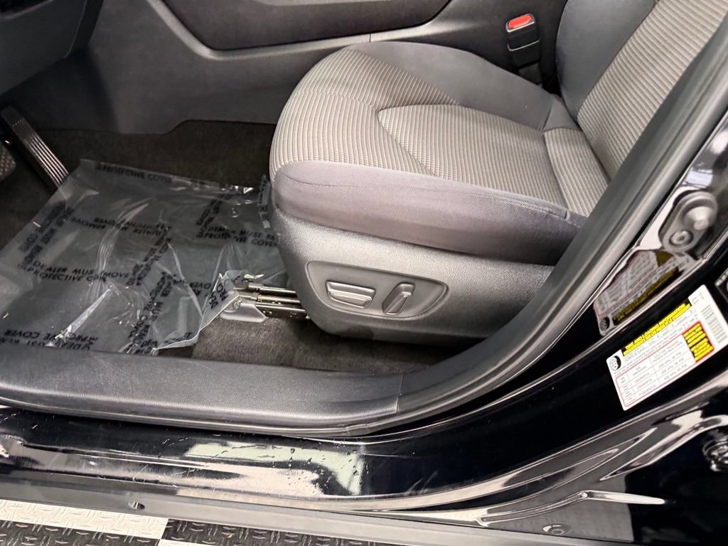Used 2024 Toyota Highlander LE AWD/4WD image 13
