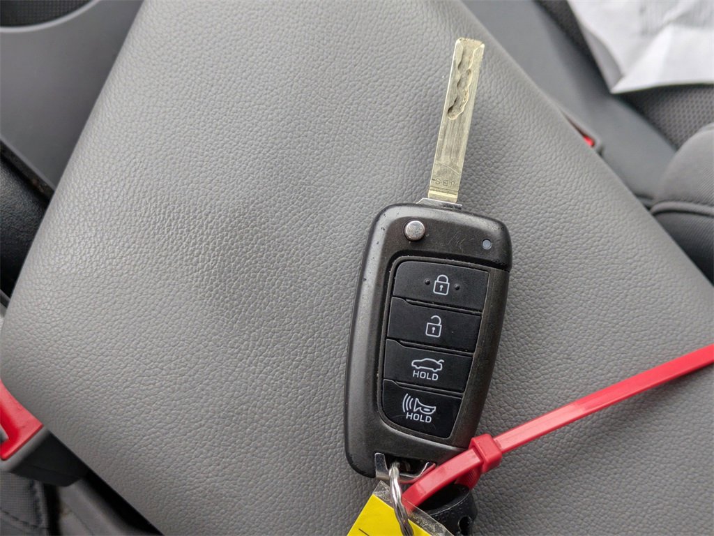 Used 2023 Hyundai Elantra SE w/ Cargo Package image 32