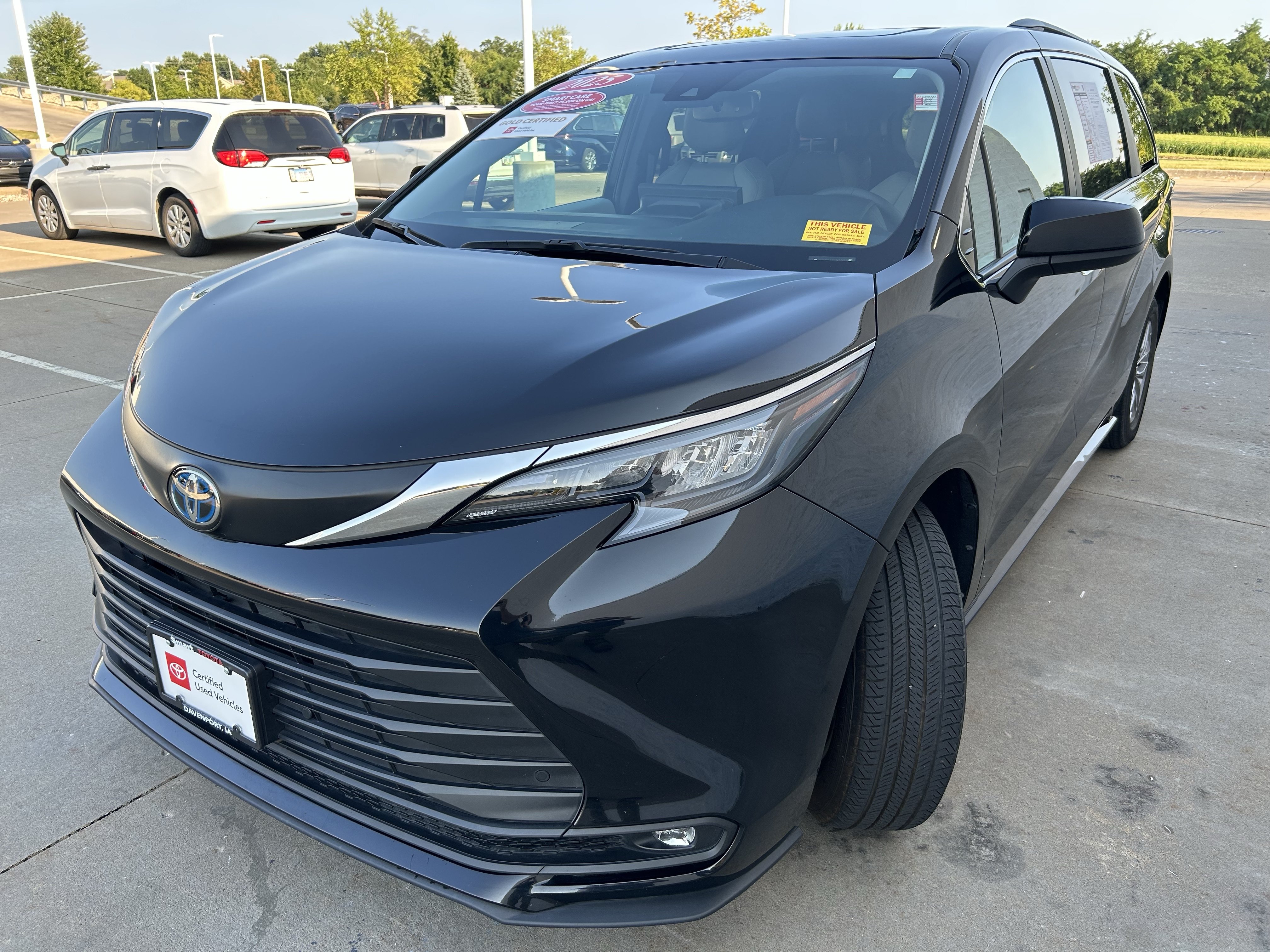 Certified 2025 Toyota Sienna XLE FWD image 3